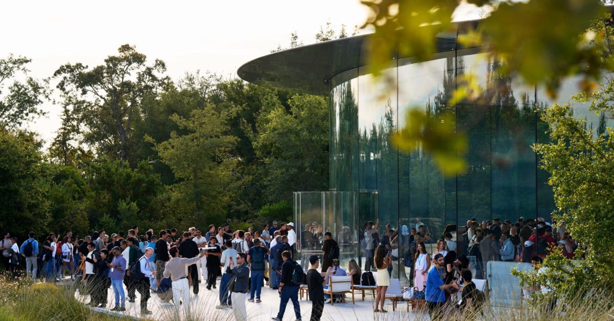Apple Names Steve Smith as New M&A Chief, Promotes Carson Oliver